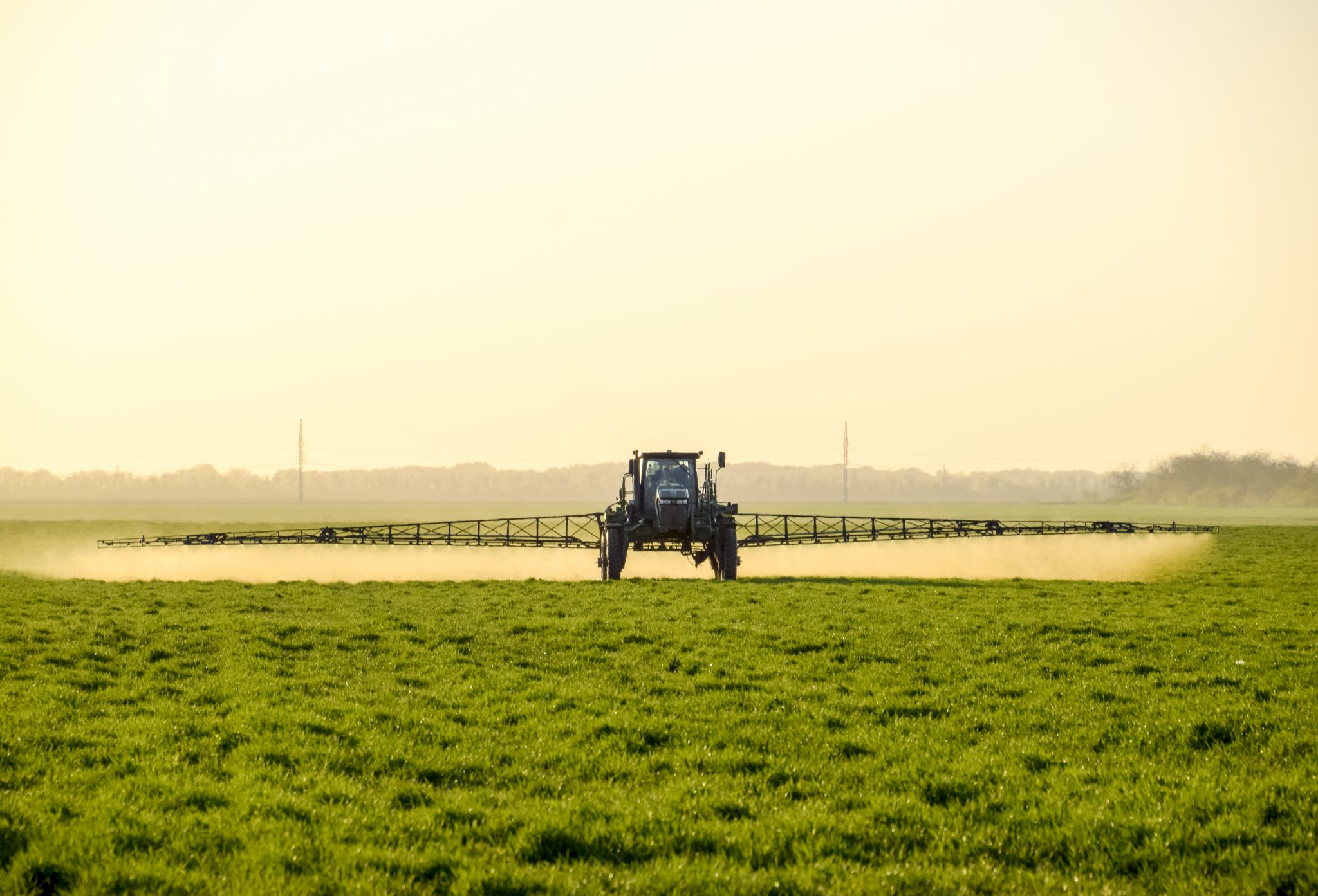 A John Deere sprayer applying nitrogen fertilizer. Image by shutterstock.com/Leonid Eremeychuk