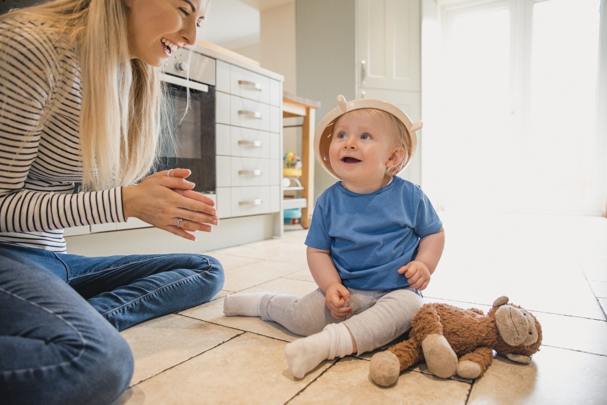 چه زمانی باید با یک متخصص درباره زدن والدین توسط کودک مشورت کرد؟