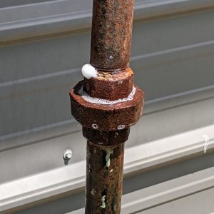 Figure 10. Examples of a minor leak with a small volume of little bubbles (top) and a large leak that rapidly generates large bubbles (bottom).