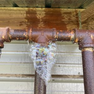 Figure 10. Examples of a minor leak with a small volume of little bubbles (top) and a large leak that rapidly generates large bubbles (bottom).
