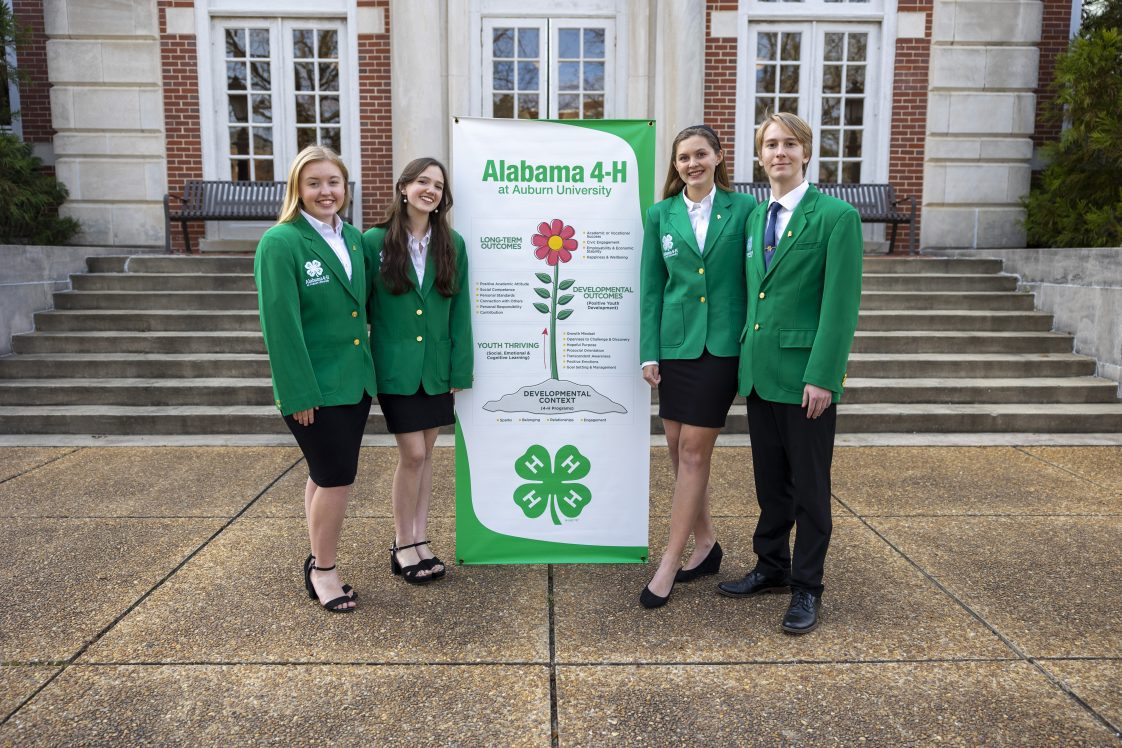 Alabama 4-H Ambassadors posing in front of Duncan Hall on Auburn's campus.