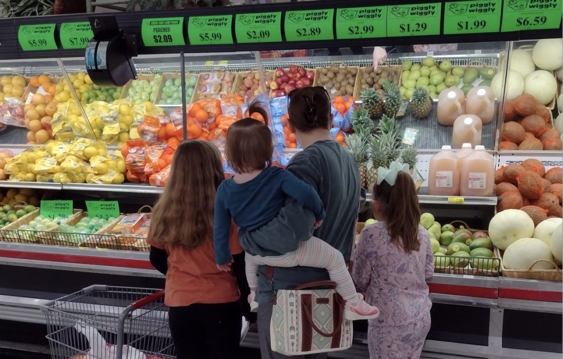 A family shopping at Piggly Wiggly.