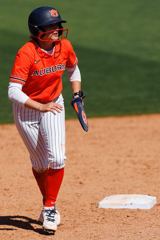 Auburn's Kylie Shaw (7) during the game between the Auburn Tigers and the #1 Alabama Crimson Tide at Jane B. Moore Field in Auburn, AL on Sunday, April 12, 2026.