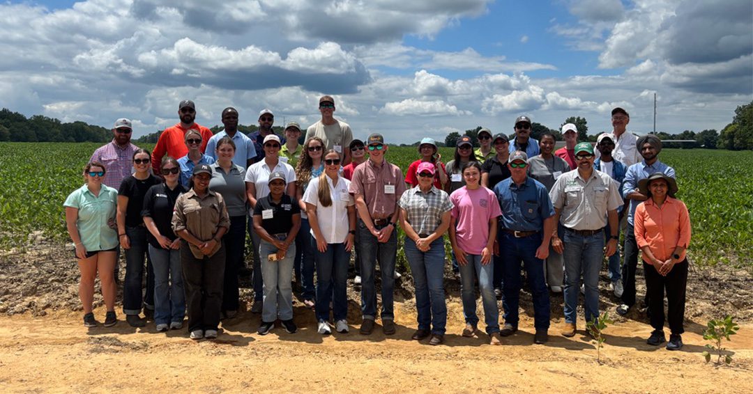 Group picture of students, staff and farmers at Bell Place Farm