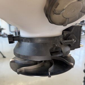 Spreading systems available on commercial drones: a single rotary disc with curved vanes mounted under the hopper.